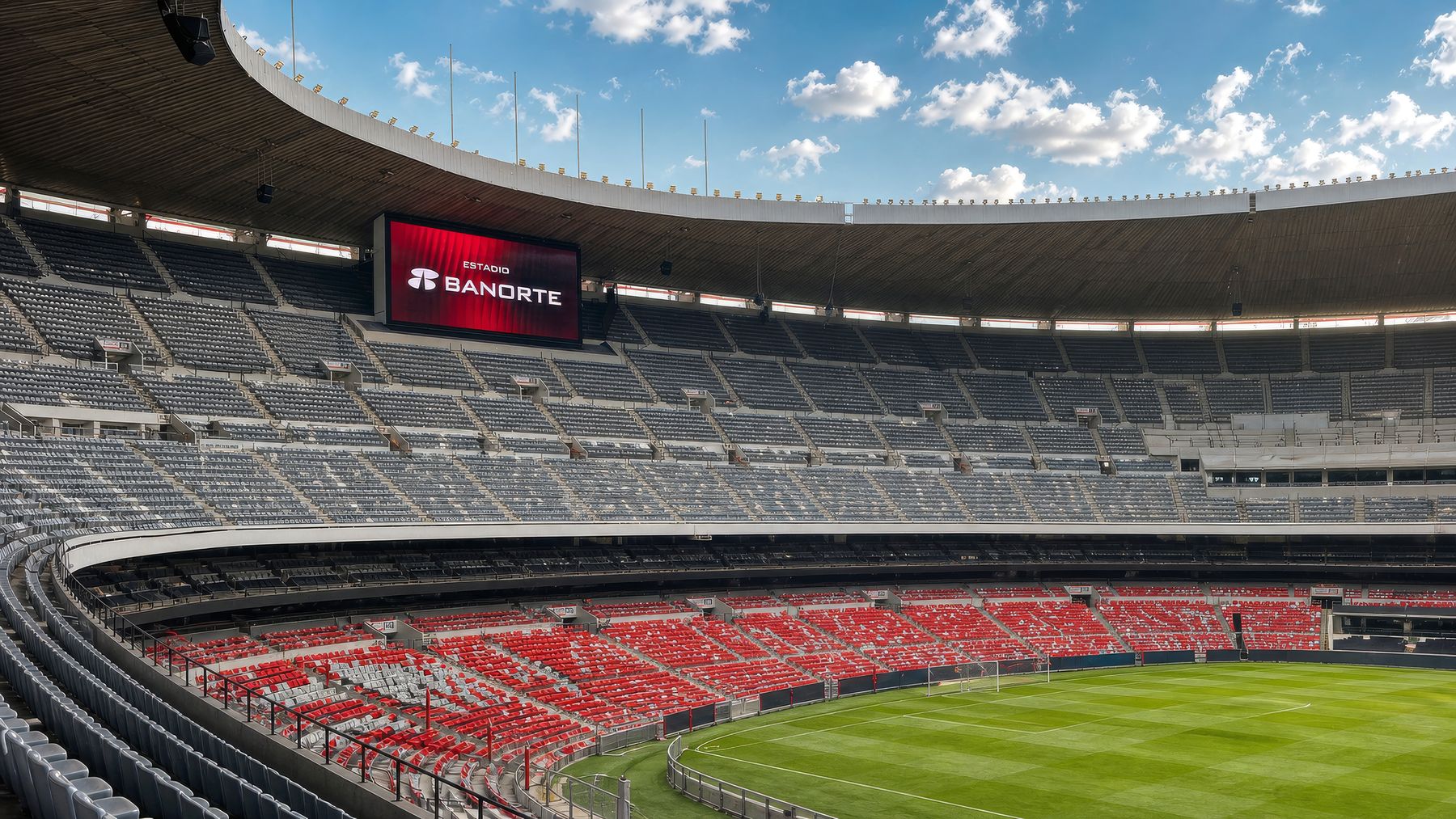 Tribunas del Estadio Banorte con pantalla de la marca