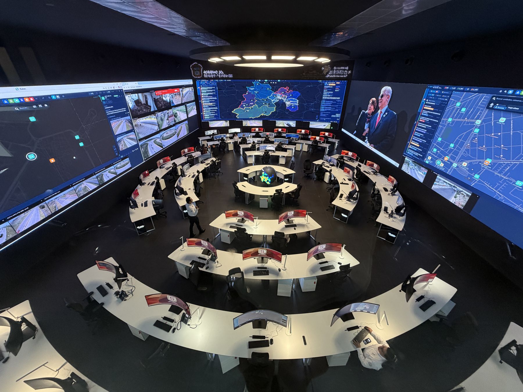 Vista elevada de la sala de operación del C5 con estaciones en semicírculo