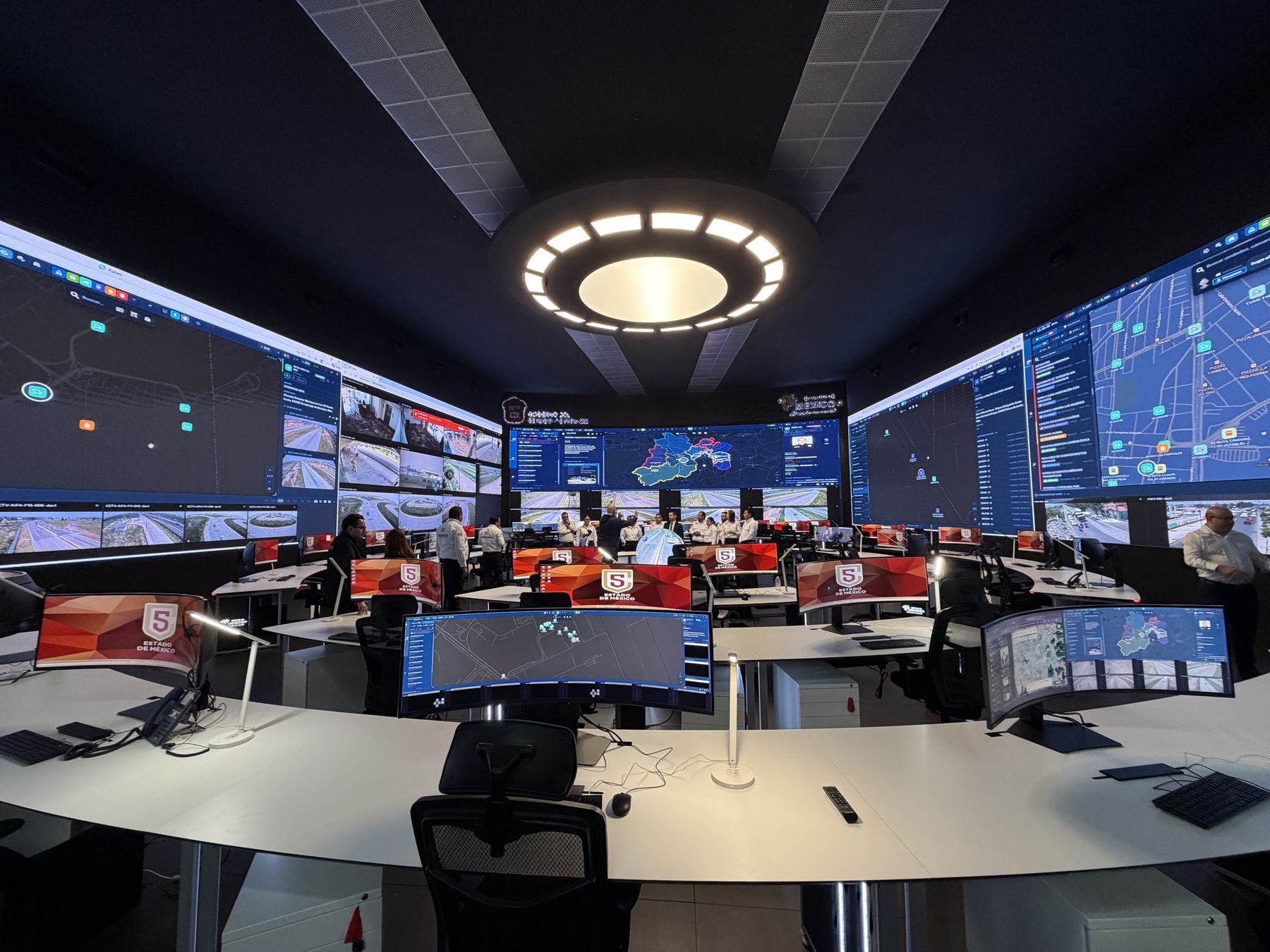 Sala de operación del C5 Toluca con muros LED Leyard y puestos de operador