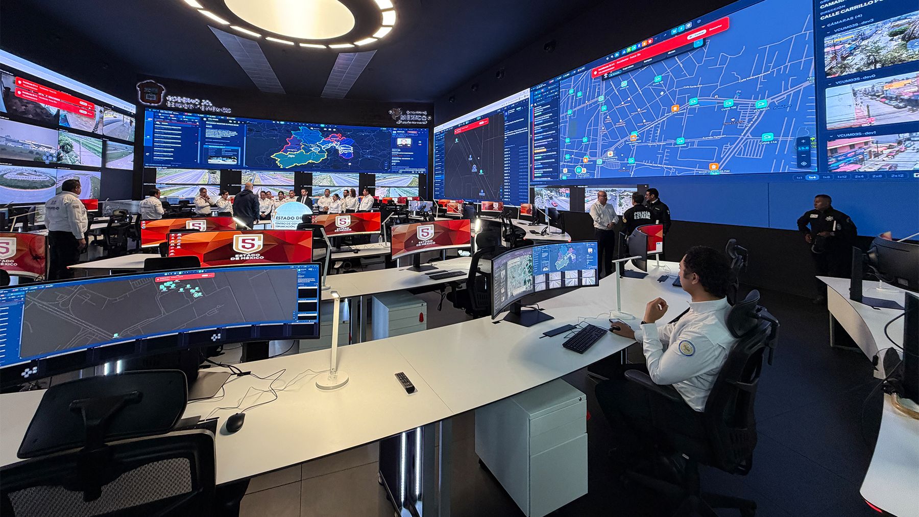 Operador en su estación con monitor curvo Samsung