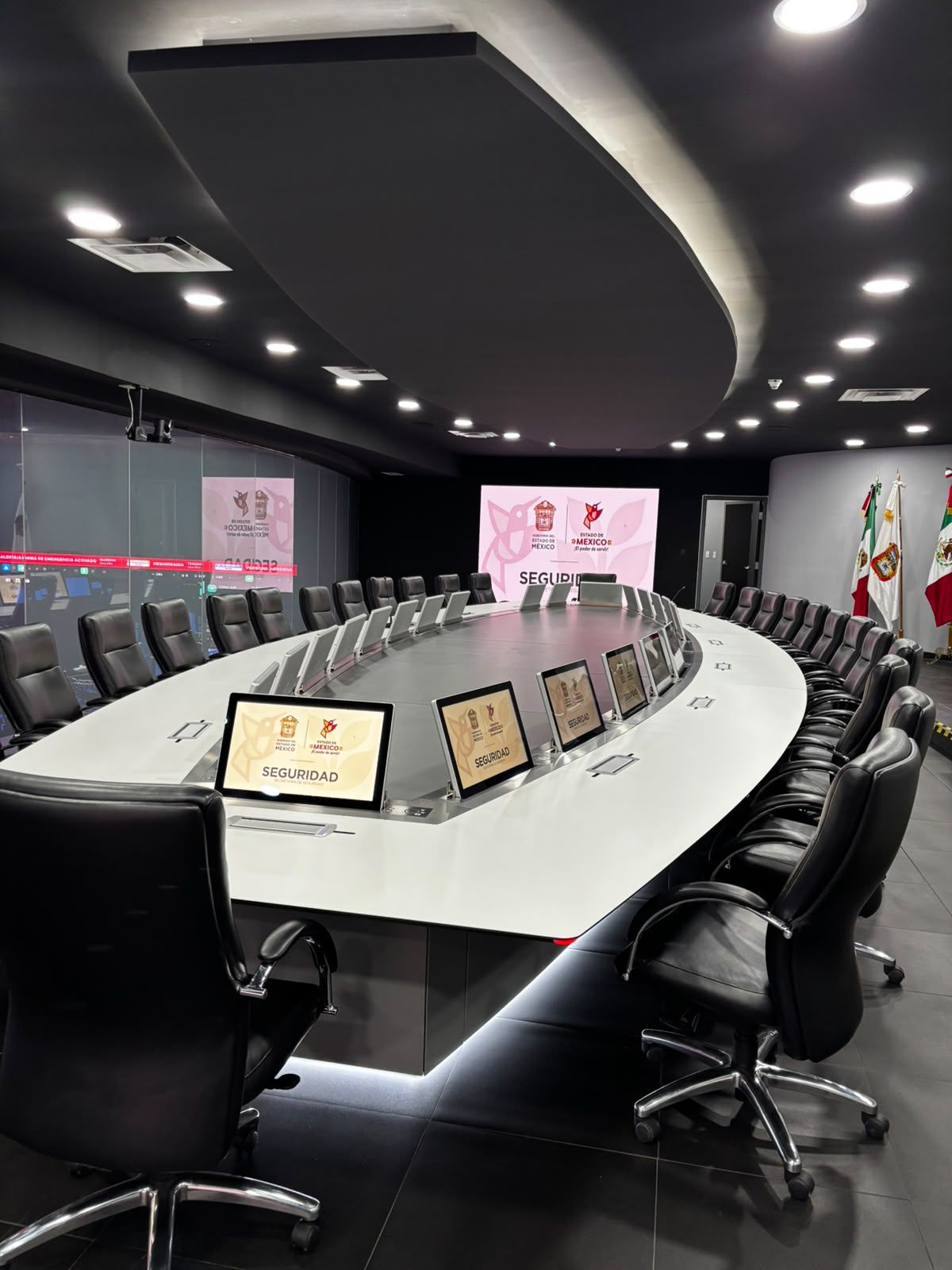Sala de Crisis con monitores pop-up Arthur Holm