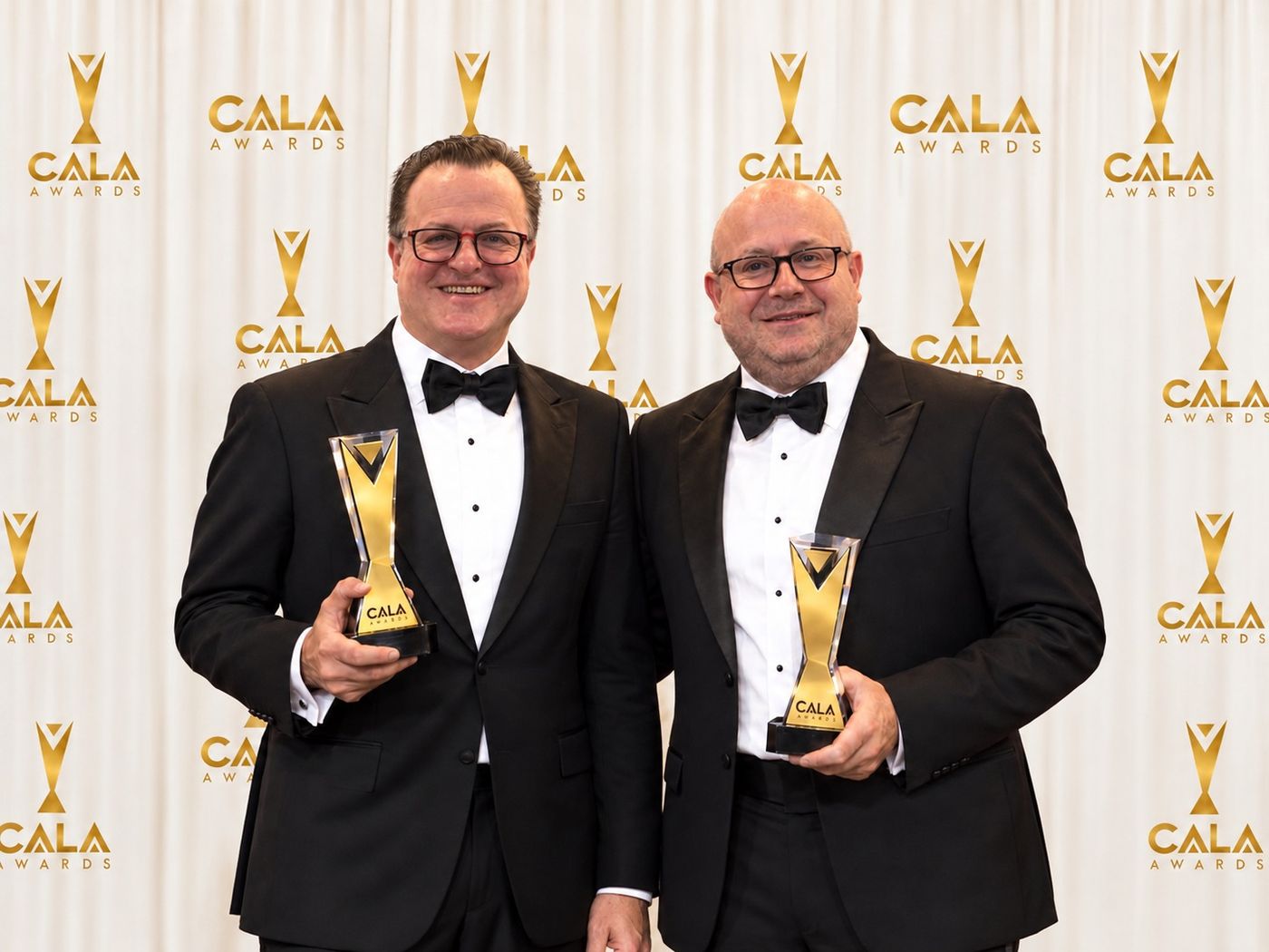 Gabriel López y el Ing. Aguirre con los trofeos CALA Awards 2026